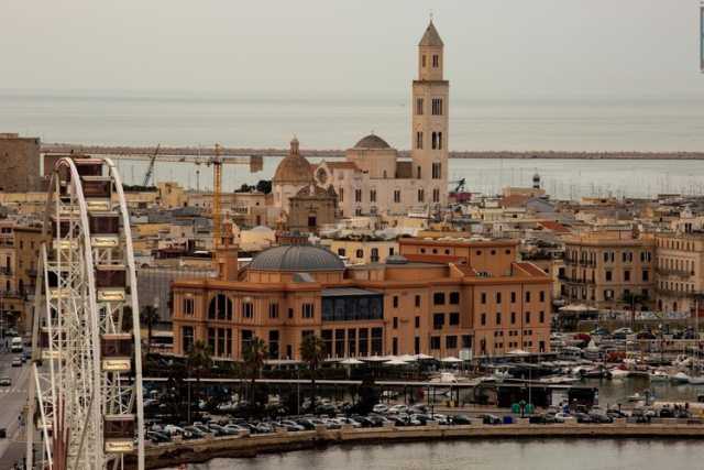 Bari dall'alto: la citt� ammirata dal belvedere del Palazzo della Provincia